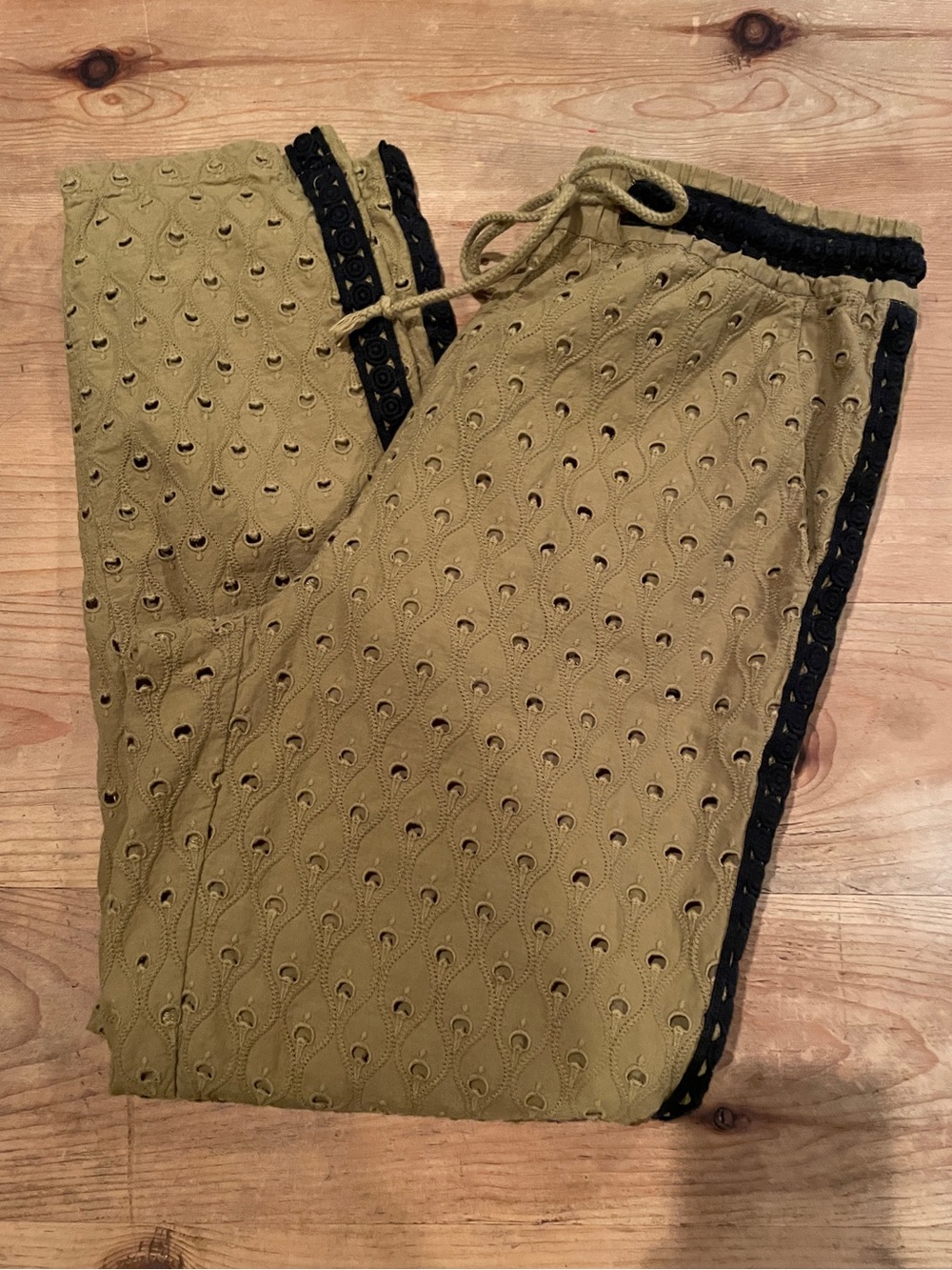 Anthropologie 💯 cottonOlive Green Striped Eyelet Joggers Casual Feminine XS